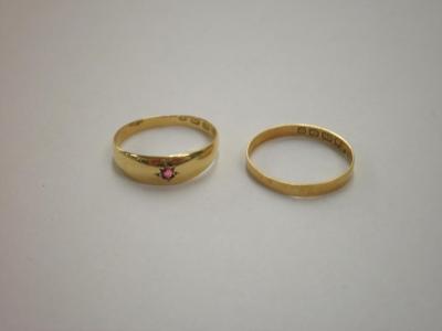 Two 18ct gold rings, 3g