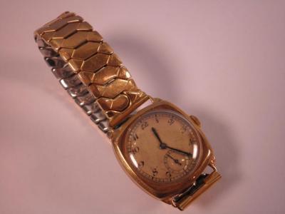 A gold gent's wrist watch with articulated strap