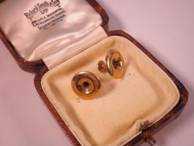 A pair of 9ct gold cuff links (boxed)