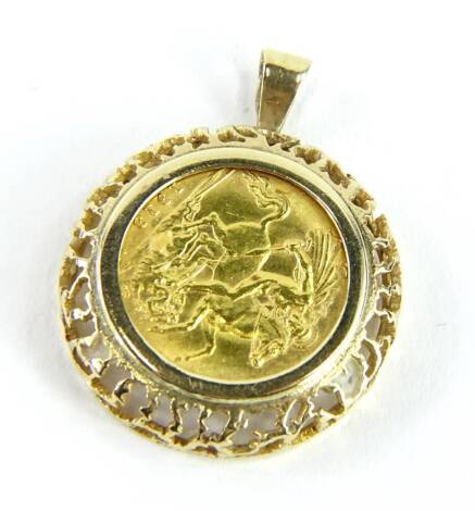 A George V half gold sovereign pendant, dated 1913, in a raised and pierced 9ct gold frame, 6.7g all in.