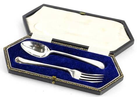 A George V cased christening spoon and fork set, Old English pattern, spoon 13cm wide, Sheffield 1920, 1½oz, in fitted case.