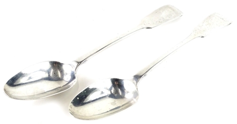 A pair of Victorian silver serving spoons, fiddle pattern, plain bowls, London 1842, 21cm wide, 5oz (2).