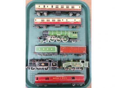 Hornby 00 gauge of locomotive Flying Scotsman and two others