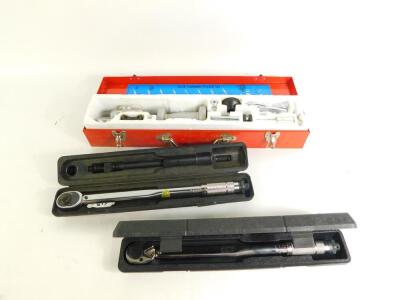 A Clarke ten piece slide hammer puller set, model no CHT251, together with a Pro-Tek half inch drive micro torque wrench, no 321, and a further half inch drill click adjustable torque wrench, all cased. (3)