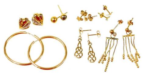 Various 9ct gold and other earrings, to include a pair of 9ct gold cross weave drop earrings, a pair of gold cross studs, a pair of 9ct gold fan earrings, bi-colour, a pair of 9ct ball studs, a pair of crown studs, a pair of 9ct gold hoop, 4.9g all in, an