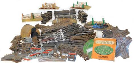 Various Chad Valley and other train track accessories, gates, track, tin plate and other, etc., partial packaging. (a quantity)