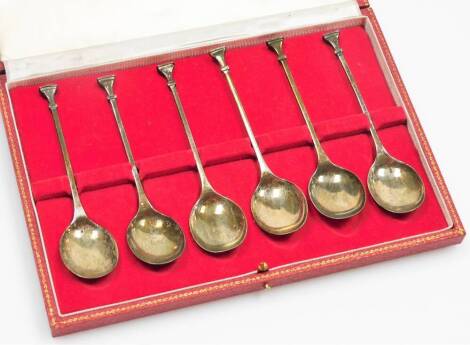 A cased set of six George V silver teaspoons, with inverted tops, plain stems, and plain bowls, 11cm high, in Harrods box.