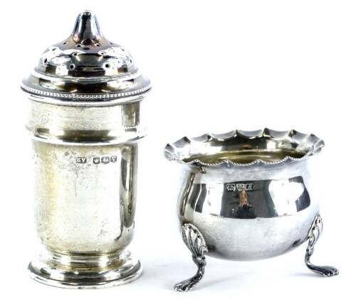 A silver cauldron shaped salt on three feet, and a pepper pot on a domed foot, 1¾oz.