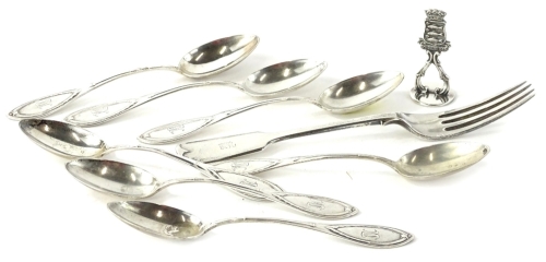 A collection of continental silver stamped 800, etc., to include teaspoons, fiddle pattern fork, and an item cast with the crest of a city, 6¾oz.