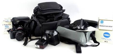 A quantity of cameras and accessories, to include a Minolta 500 with lens, a Mintola camera, various Minolta accessories, lens, etc.