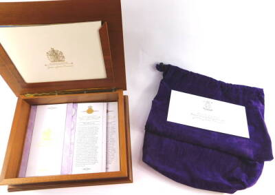 A Royal Mint Queen Elizabeth II Golden Jubilee Collection, twenty four coins in two trays, boxed with protective bag, with certificate. - 4