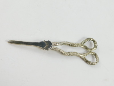 A pair of Victorian silver grape scissors, with embossed decoration of acorns, oak leaves, wheat, and ivy, cased, London 1863, 3.73oz. - 6