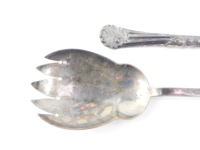 A pair of Edward VII silver salad servers, with embossed shell and scrolling leaf decoration, Walker and Hall, Sheffield 1905, 5.84oz. - 3