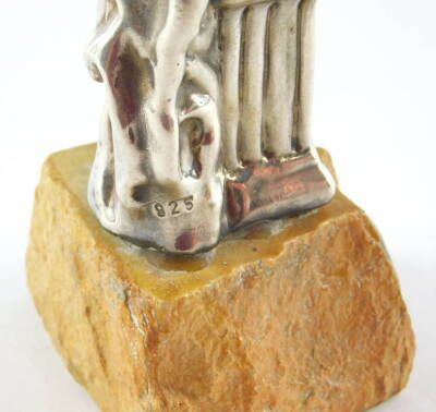 Isiah Aac Yeheskel. A silver sculpture of a Rabbi and pupil reading from the Tanakh, raised on a hewn marble base, with artist plate, 11cm high. - 3