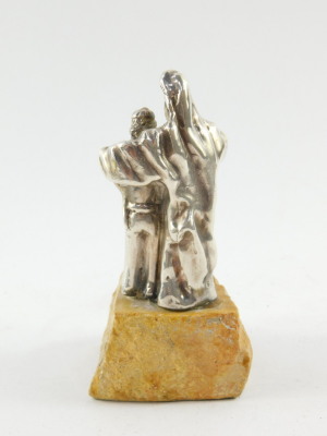 Isiah Aac Yeheskel. A silver sculpture of a Rabbi and pupil reading from the Tanakh, raised on a hewn marble base, with artist plate, 11cm high. - 7