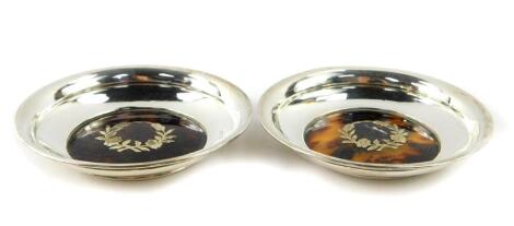 A pair of George V silver and tortoiseshell dishes, pique decorated with garlands of flowers, Birmingham 1919, 1.12oz.