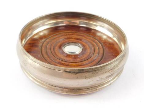 A silver and wooden wine coaster, possibly London 2002, 13cm diameter, 4.06oz all in.