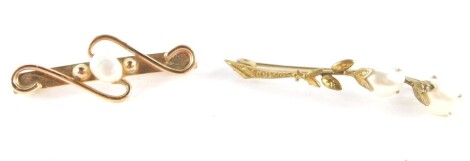 A 9ct gold and freshwater pearl bar brooch, and a further freshwater pearl brooch of floral form, set in yellow metal, 6.8g all in. (2)