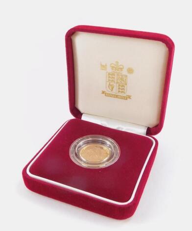 A Queen Elizabeth II gold half sovereign 2001, cased and boxed, 4.0g.