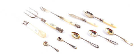 Three George V silver teaspoons, Birmingham 1911, silver salt and mustard spoons, an Edward VII silver butter knife with mother of pearl handle, 2.46oz all in, together with a plated toasting fork with mother of pearl handle, bread knife with mother of pe