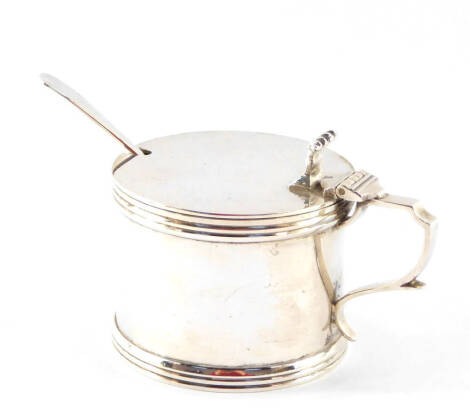 A silver mustard pot, with blue glass liner, Birmingham 1967, together with a mustard spoon, Birmingham 1963, 7.77oz.