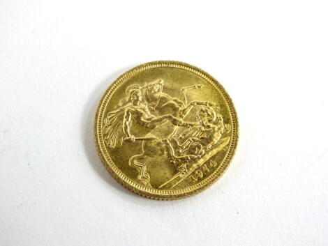 An Elizabeth II full gold sovereign 1974, 8.0g.