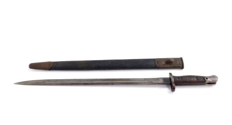 A World War One Sanderson SMLE 1907 pattern bayonet, with leather and metal scabbard, blade 43cm long.