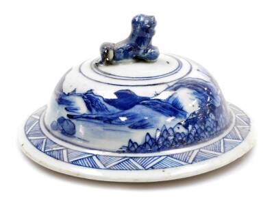 An Chinese porcelain lid, with dog of fo knop above a landscape and a geometric band, 19thC, 10cm high.