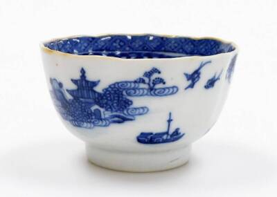 A Chinese export porcelain blue and white tea bowl, decorated with buildings, birds and trees with gilt shaped rim, 18th/19thC, 9cm wide. - 2