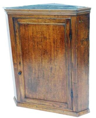 A 19thC oak hanging corner cupboard, with plain panel door and shelves to the interior, on a moulded base, 96cm high, 81cm wide, 61cm deep.