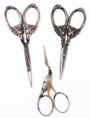 Various pen knives, scissors, etc., a part silver handled manicure set with cherub handles, Edwardian silver, Birmingham 1907, to include one pair of scissors 10cm wide, etc., pen knives, other plated scissors, etc. (a quantity) - 2