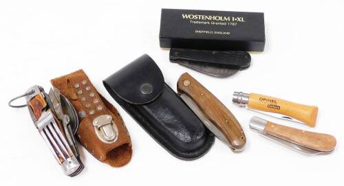 A folding pen knife, an opinel carbone knife with 10cm handle, survival knife with horn handle and spoon and scissor feature, further folding knife, etc. (a quantity)