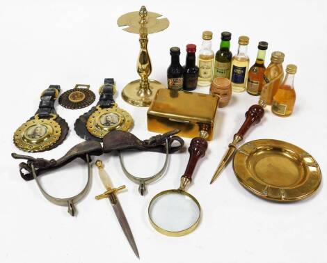 A quantity of brassware, to include horse brasses, brass trinket box, magnifying glass, alcohol miniatures, two horse brasses bearing portrait of George V, ash trays, etc. (1 tray)