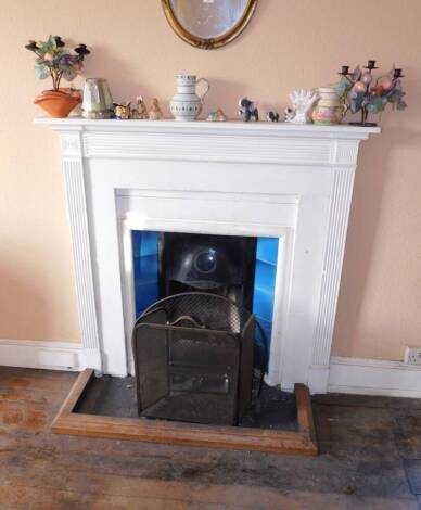 A oak fender, two wirework spark guards and sundry ceramics on mantel shelf. (quantity)