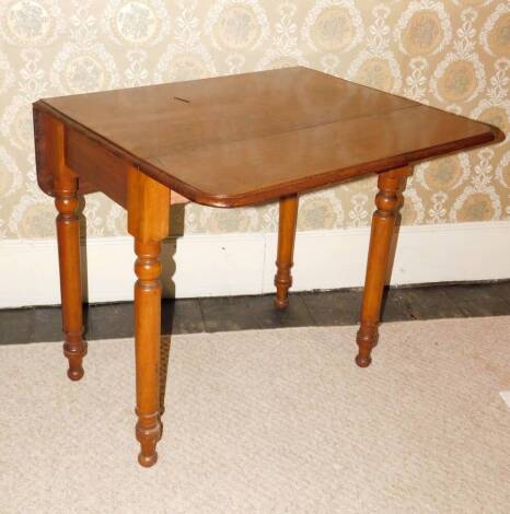 A Victorian mahogany Pembroke table, the rectangular top with rounded corners and a moulded edge, on turned tapering legs, 75cm wide.