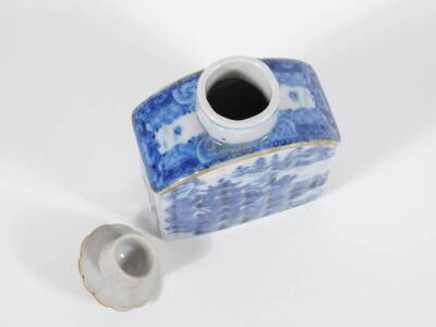 A 18thC blue and white porcelain tea canister and cover, handpainted with buildings and landscape, 13cm high. - 4