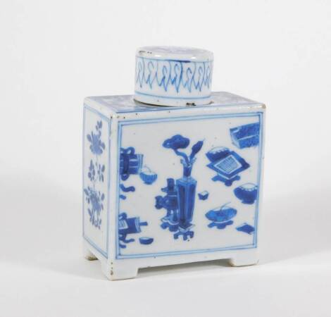 An 18thC blue and white porcelain tea canister and cover, decorated with vases and flowers, 12cm high.