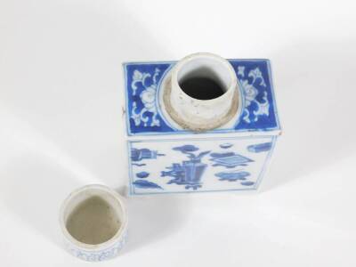 An 18thC blue and white porcelain tea canister and cover, decorated with vases and flowers, 12cm high. - 4