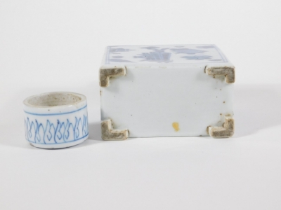 An 18thC blue and white porcelain tea canister and cover, decorated with vases and flowers, 12cm high. - 5