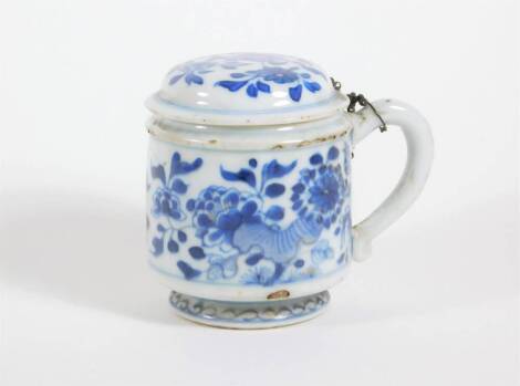 A 18thC Chinese pot and cover, of cylindrical form with blue and white floral decoration, 9cm high.