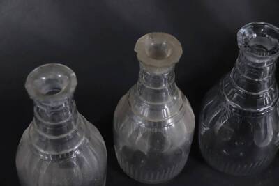 Four similar Regency ring neck table decanters of mallet shaped design, with slice cut shoulders, 19cm high, and a larger similar decanter 23cm high. - 2