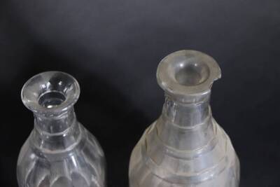 Four similar Regency ring neck table decanters of mallet shaped design, with slice cut shoulders, 19cm high, and a larger similar decanter 23cm high. - 3