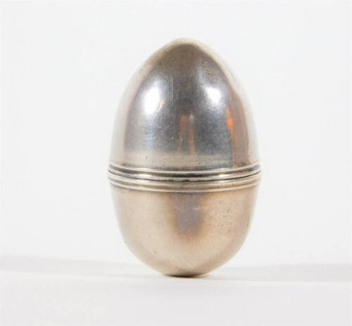 A William IV silver egg shaped vinaigrette, with screw fitting and silver gilt interior, London 1834, makers mark S.M., 4cm, 0.6oz.