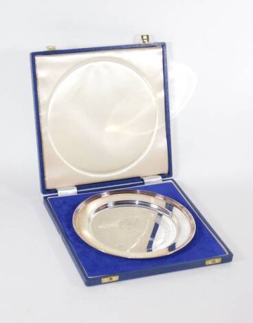 A Elizabeth II silver commemorative Silver Jubilee plate, with profile portrait of ERII, London 1977, number 966, in fitted case, 22.8cm diameter, 11.27oz.