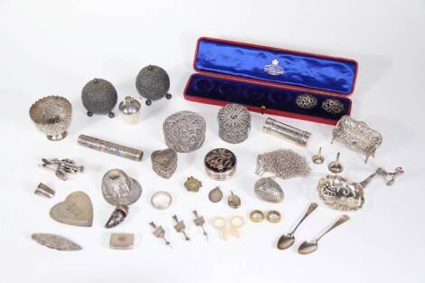 A collection of silver bijouterie and curios, including a pill box, Victorian vinaigrette, miniature embossed sofa, bookmark, etc. (1 tray)