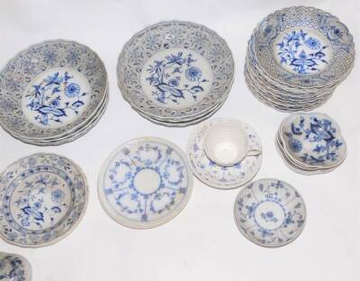 A mixed lot of Meissen Onion pattern dessert ware, including baskets, 6 medium 2 large pieces, tureens, saucers, etc. (2 boxes) - 3