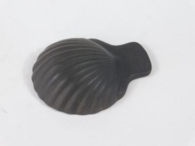 A late 18thC Wedgwood black basalt caddy spoon, of scalloped shape design, with a flower head motif to the thumb piece, and impressed Wedgwood to the underside, 5.7cm. - 2
