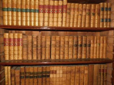 Histories.- a large quantitly of mixed general histories, many in fine bindings; including Hume, Gibbon, Smollett and Roillins, contemporary calf, gilt, morocco spine labels, 4to & 8vo. (a quantity) - 5