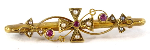 An early 20thC gold bar brooch, inset with seed pearls and rubies, stamped to the reverse 15ct. (2.5g all in)