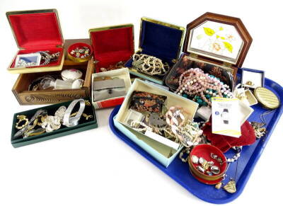 A quantity of costume jewellery, jewellery boxes, a small amount of nickel silver, mainly nickel silver coins, rose quartz necklaces, clip on earrings, brooches, bracelets, trinket dishes, etc.